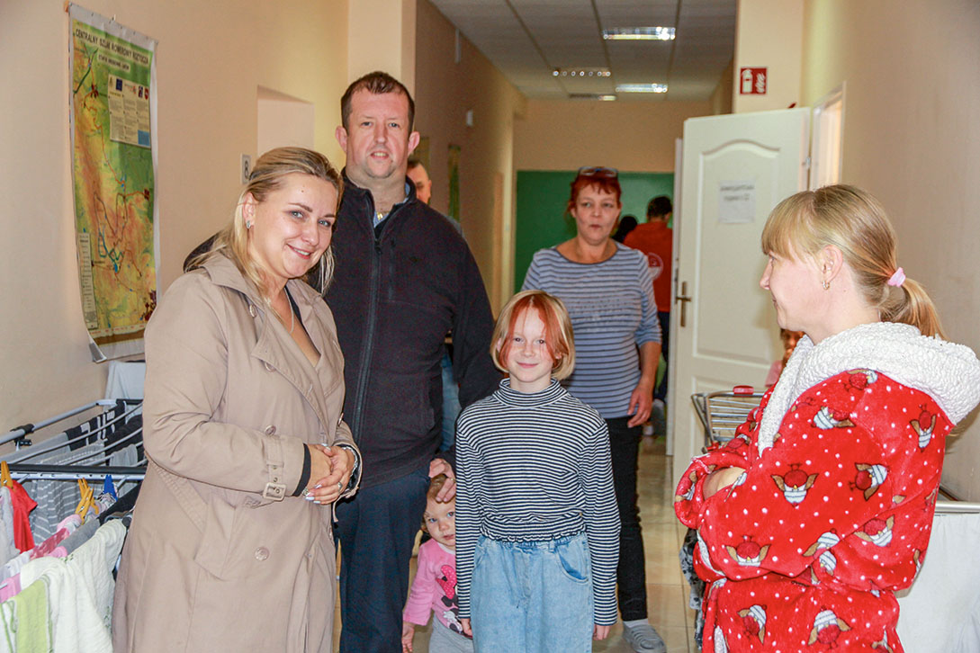 Aleksandra Dura and Pawel Dynaka in the youth hostel in Józefów (Lublin Voivodeship, southeastern Poland), which was converted for refugees. Photos: K. Bujoczek
