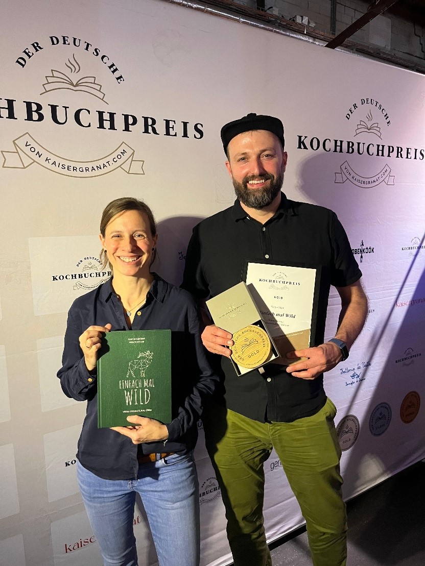 Merle Weidemann and Martin Kintrup are delighted to win ‘Gold’ at the German Cookbook Award. Photo: Bühr