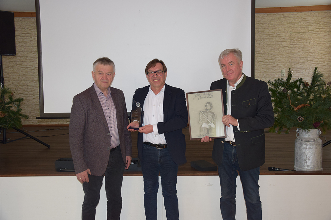 Torsten Altmann framed by organisation officer Hans Großpötzl (left) and UBV chairman Karl Keplinger (right).