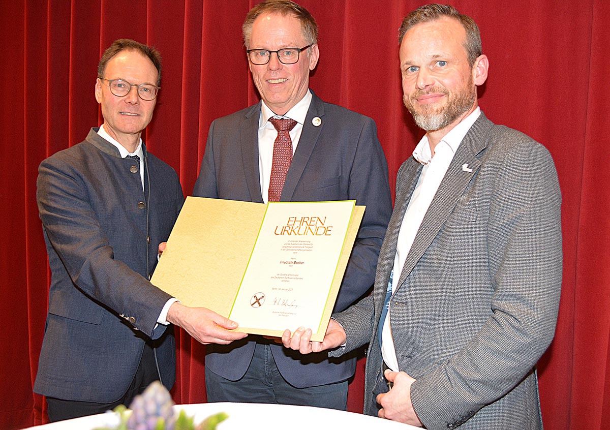 From left to right: Jörg Migende, DRV Managing Director, Friedrich Becker, Klaus Lehmkuhl, RVWL Managing Director.<br> Photo: Hans-Peter Leimbach