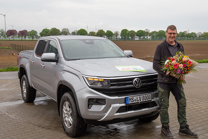 Ludger Thönes was overjoyed, slightly doubtful and visibly moved when representatives of Landwirtschaftsverlag Münster presented him with his new car.