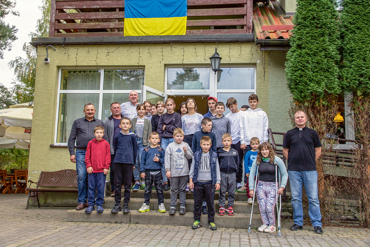 Ukrainische Kinder aus dem Waisenhaus in Zaturce (liegt im Nordwesten der Ukraine), die seit dem 1. März 2022 in Kawęczynek bei Zwierzyniec betreut werden (Woiwodschaft Lublin, Südostpolen)