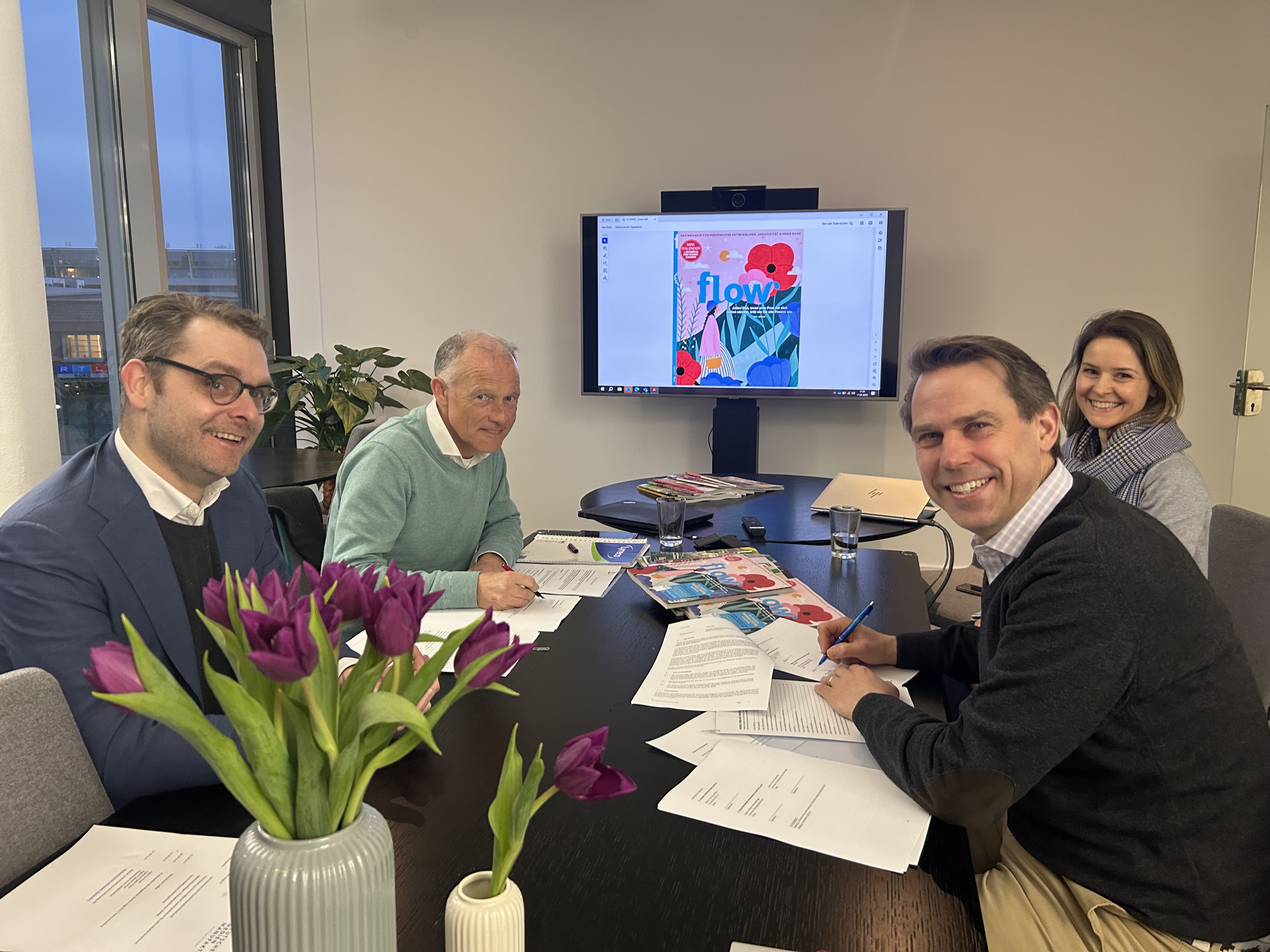 Pim Osterhaus, Publisher (l.), and Lars Duurinck, CFO (2nd from left), from Roularta Media Nederland as well as Malte Schwerdtfeger, Managing Director DMM, and Dr Anna Verena Nießing, Head of Publishing Print (DMM), at the signing of the licence agreement in Hamburg.<br>© Deutsche Medien-Manufaktur